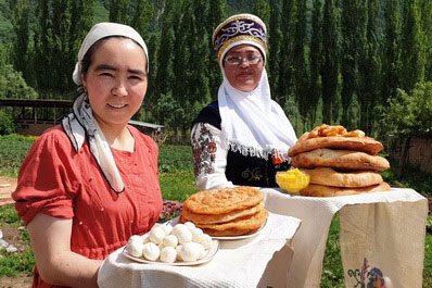 Кыргызские женщины с угощениями, Бишкек